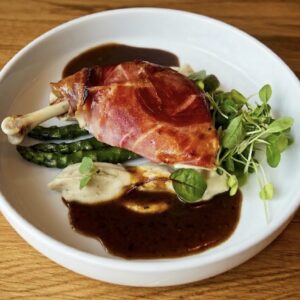 SOCZYSTA PIERŚ Z KURCZAKA Z KOSTKĄ, FASZEROWANA MAZZARELLĄ