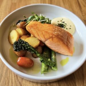 GRILLOWANY ŁOSOŚ NA SZPARAGACH Z NUTĄ MASŁA ZIOŁOWEGO