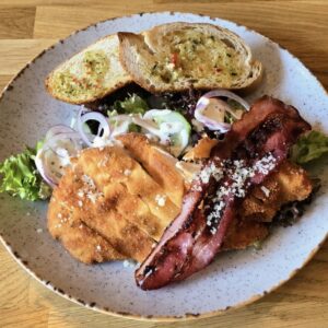 SAŁATKA Z GRILLOWANYM KURCZAKIEM