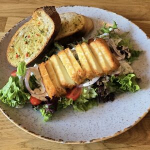 SAŁATKA Z GRILLOWANYM HALLOUMI