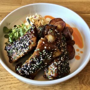 KARMELIZOWANE ŻEBERKA W LŚNIĄCEJ GLAZURZE ORIENTALNEJ Z SEZAMEM