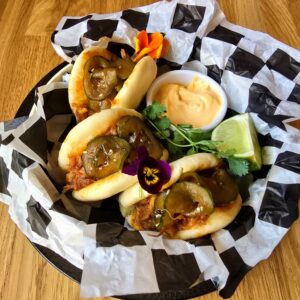 BUŁECZKI BAO Z SZARPANĄ WIEPRZOWINĄ BBQ