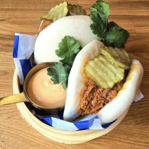 BUŁECZKI BAO Z SZARPANĄ WIEPRZOWINĄ BBQ